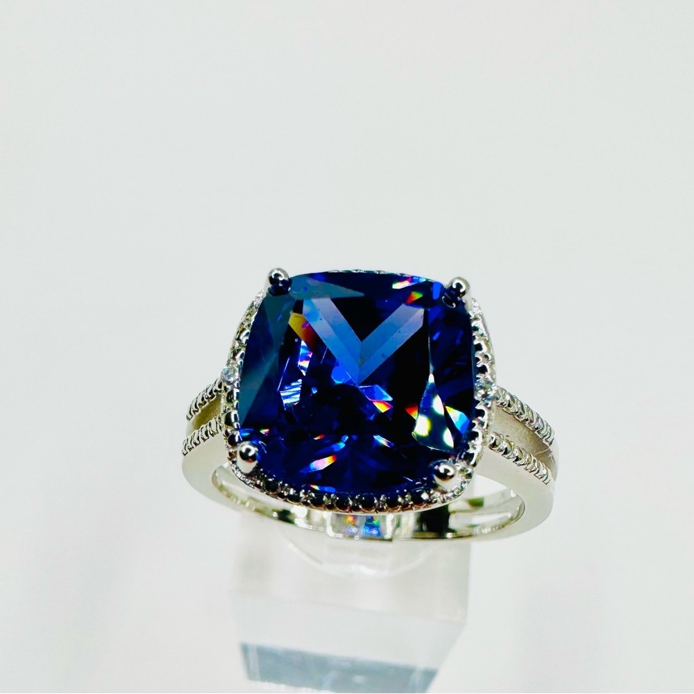 Tanzanite 5 Carat Gemstone Set in 925 Sterling Silver